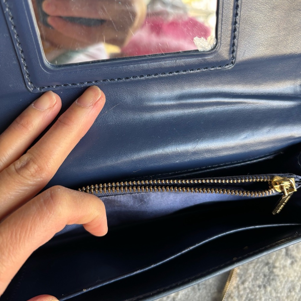 CHARLES & KEITHBasic Front-Flap Clutch
Pre-Owned - Picture 7 of 10